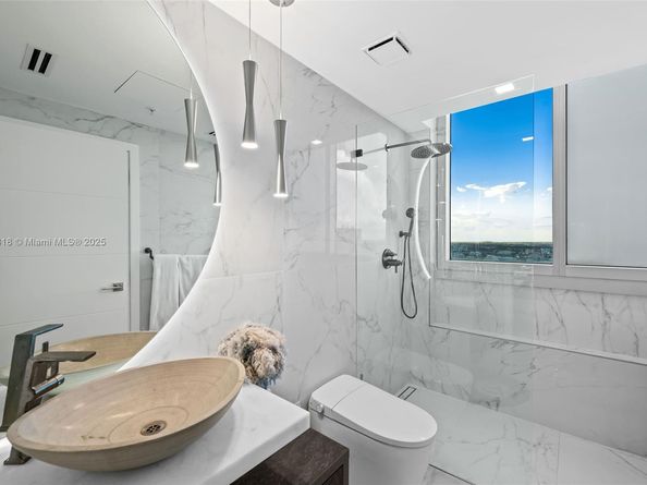 90 SW 3rd St PH15, Miami FL 33130