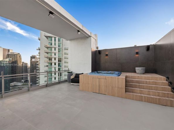 90 SW 3rd St PH15, Miami FL 33130