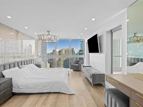 90 SW 3rd St PH15, Miami FL 33130