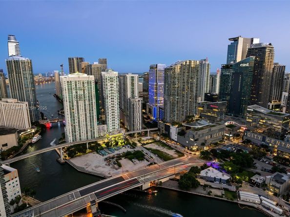 90 SW 3rd St PH15, Miami FL 33130