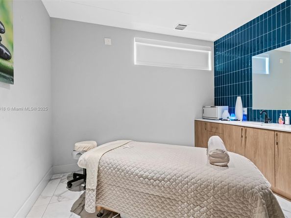 90 SW 3rd St PH15, Miami FL 33130