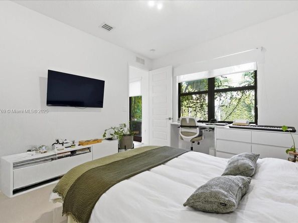 617 NE 191st St, Miami FL 33179