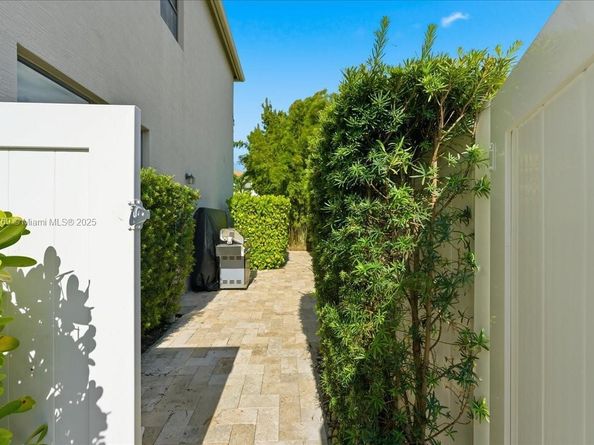 617 NE 191st St, Miami FL 33179