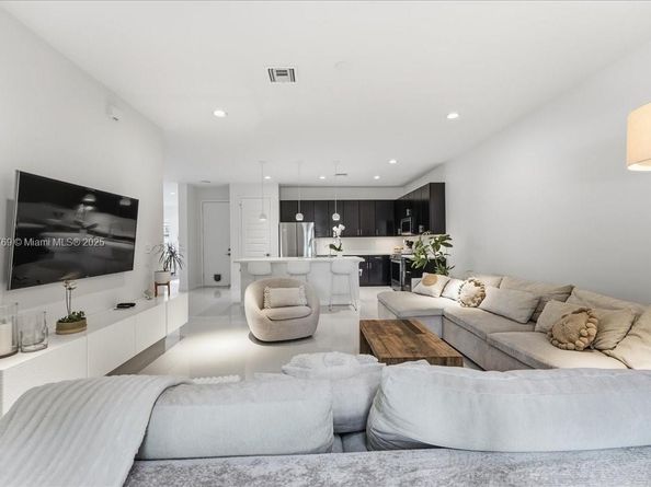 617 NE 191st St, Miami FL 33179