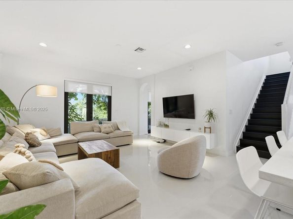 617 NE 191st St, Miami FL 33179