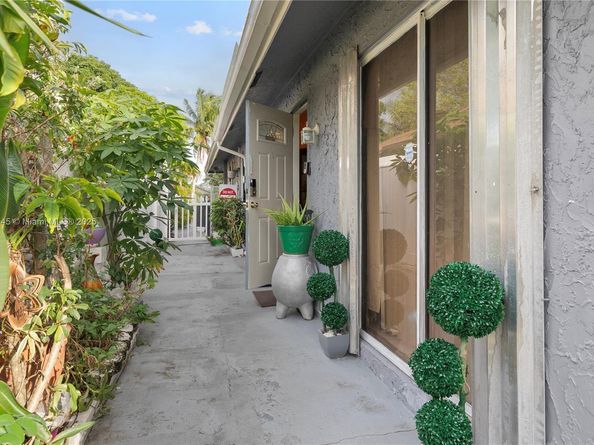 1221 SW 75th Ave, North Lauderdale FL 33068