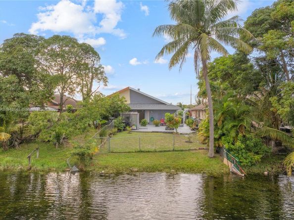 1221 SW 75th Ave, North Lauderdale FL 33068