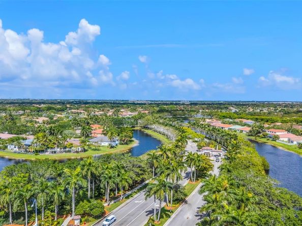 3739 Oak Ridge Cir, Weston FL 33331