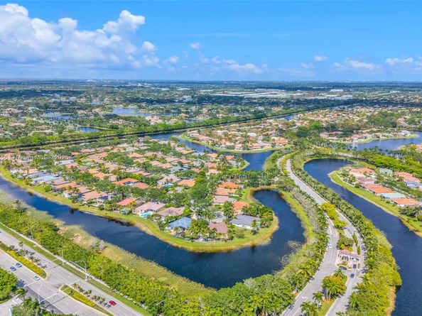 3739 Oak Ridge Cir, Weston FL 33331