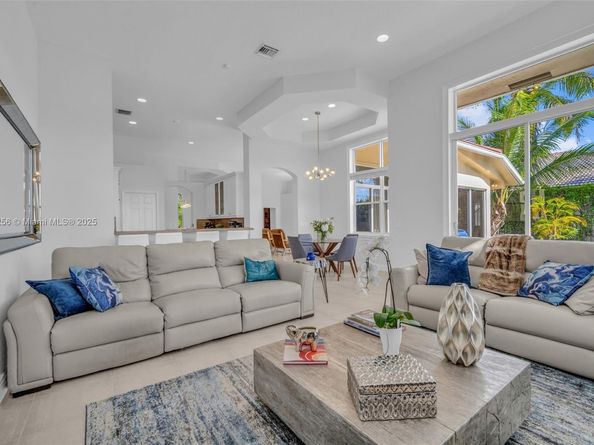 3739 Oak Ridge Cir, Weston FL 33331