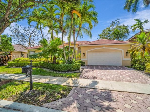 3739 Oak Ridge Cir, Weston FL 33331