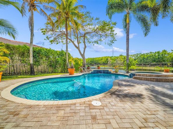 3739 Oak Ridge Cir, Weston FL 33331