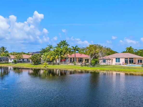 3739 Oak Ridge Cir, Weston FL 33331