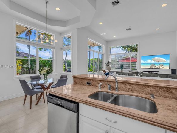 3739 Oak Ridge Cir, Weston FL 33331