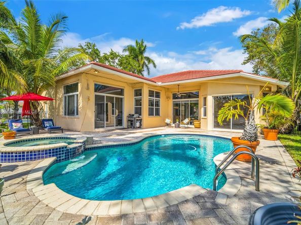3739 Oak Ridge Cir, Weston FL 33331
