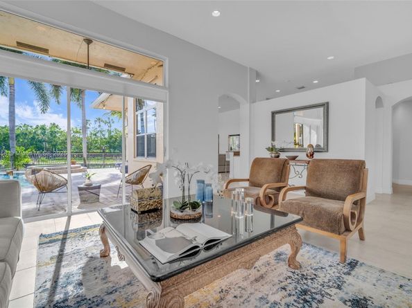 3739 Oak Ridge Cir, Weston FL 33331