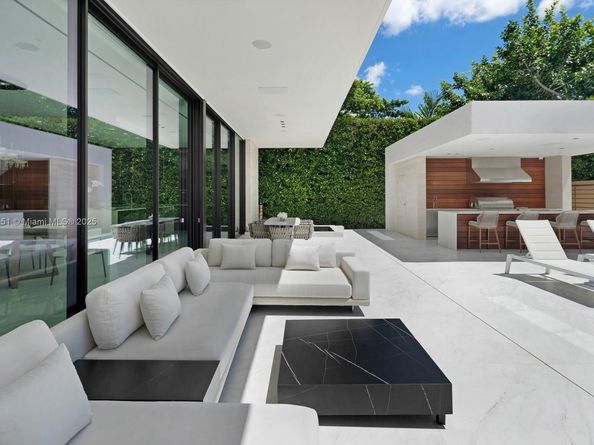 Undisclosed Address #A11866151, Miami FL 33137