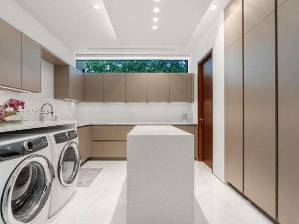 Undisclosed Address #A11866151, Miami FL 33137