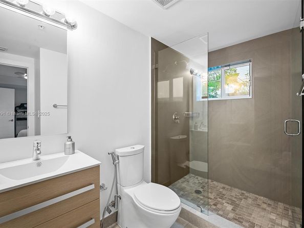 704 NE 5th St, Fort Lauderdale FL 33301