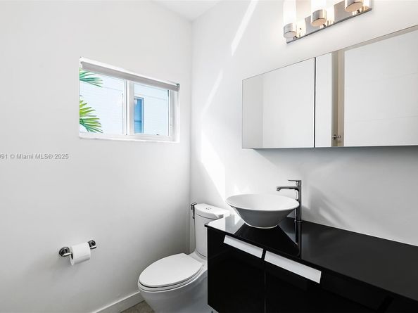 704 NE 5th St, Fort Lauderdale FL 33301