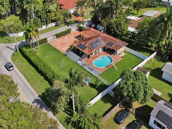 2 NE 160th St, Miami FL 33162