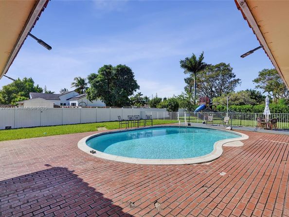 2 NE 160th St, Miami FL 33162