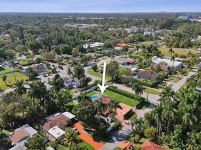 2 NE 160th St, Miami FL 33162