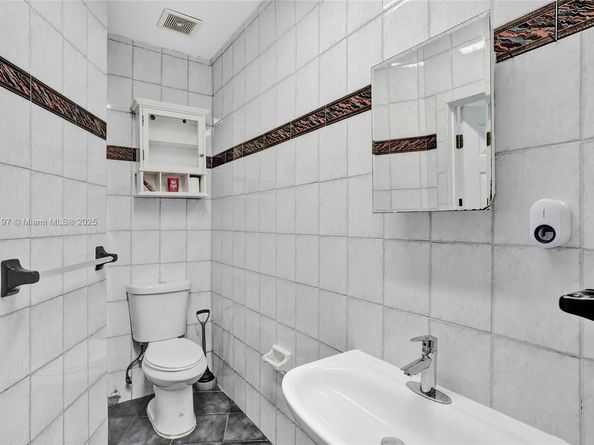 2 NE 160th St, Miami FL 33162