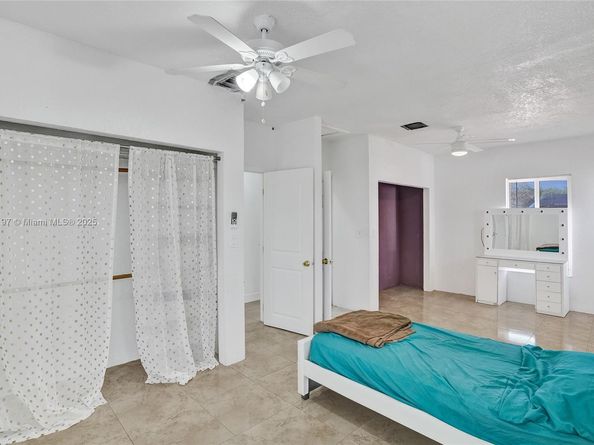 2 NE 160th St, Miami FL 33162