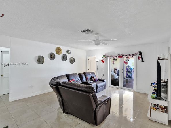 2 NE 160th St, Miami FL 33162