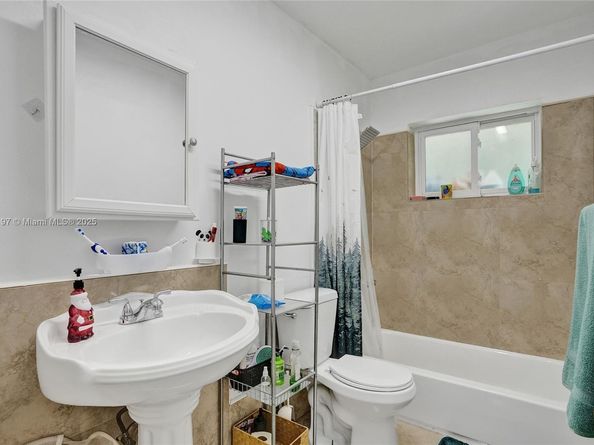 2 NE 160th St, Miami FL 33162