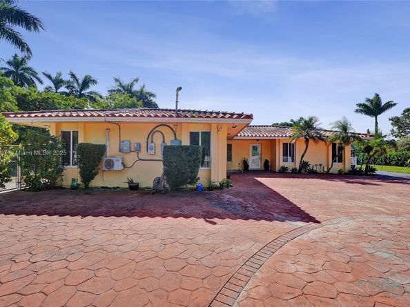 2 NE 160th St, Miami FL 33162