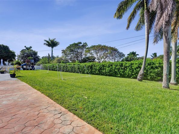 2 NE 160th St, Miami FL 33162