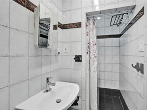 2 NE 160th St, Miami FL 33162