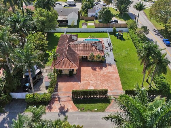 2 NE 160th St, Miami FL 33162