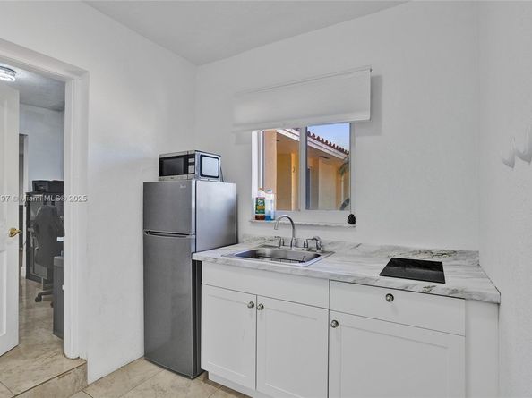 2 NE 160th St, Miami FL 33162