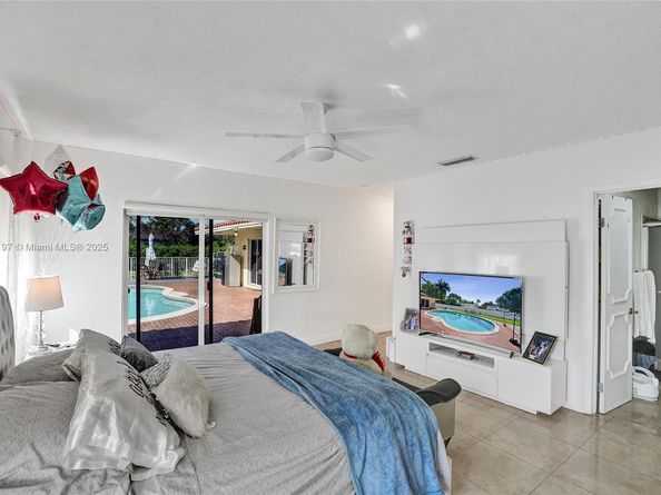 2 NE 160th St, Miami FL 33162