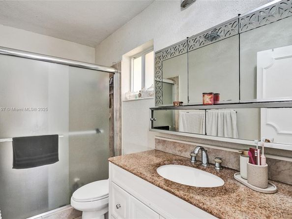 2 NE 160th St, Miami FL 33162