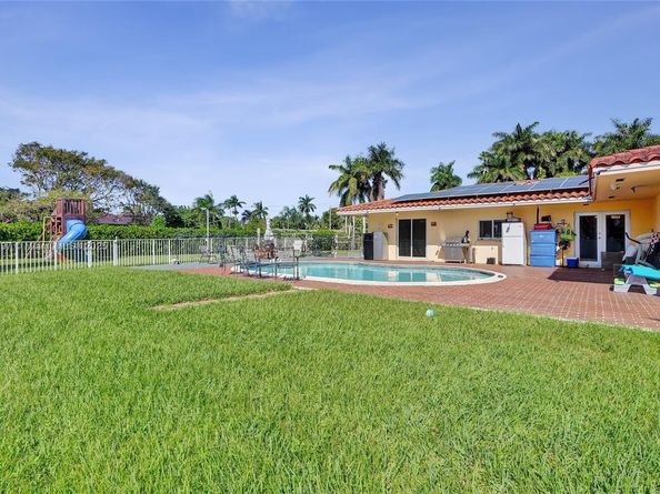 2 NE 160th St, Miami FL 33162