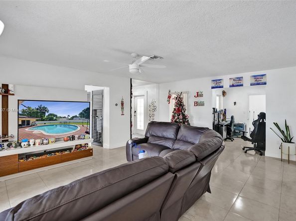 2 NE 160th St, Miami FL 33162