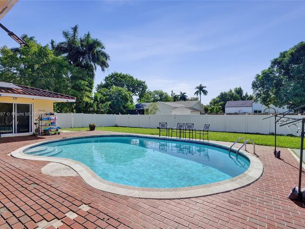 2 NE 160th St, Miami FL 33162