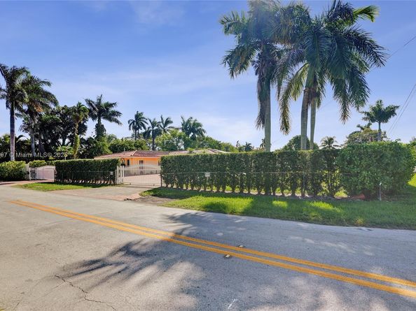 2 NE 160th St, Miami FL 33162
