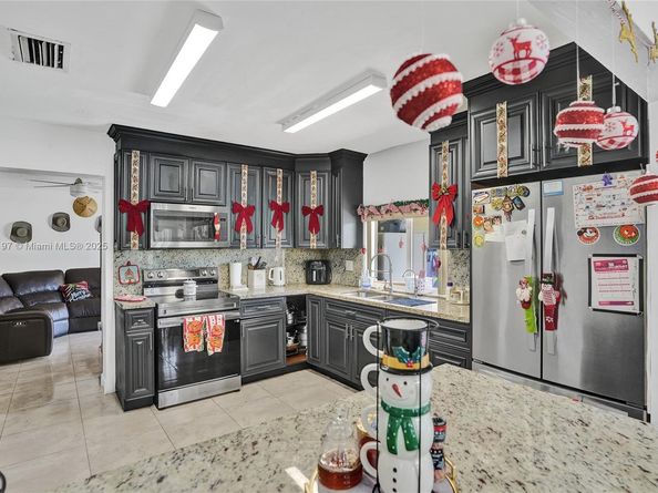 2 NE 160th St, Miami FL 33162