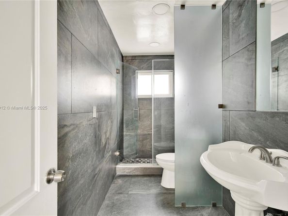 2974 NW 28th St, Miami FL 33142