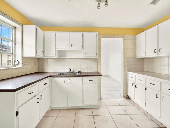 2974 NW 28th St, Miami FL 33142