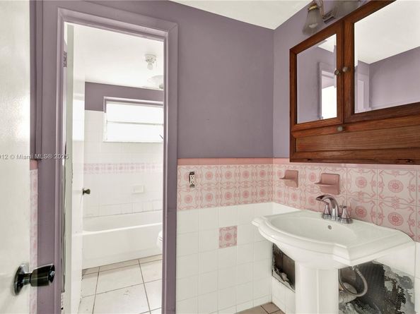 2974 NW 28th St, Miami FL 33142