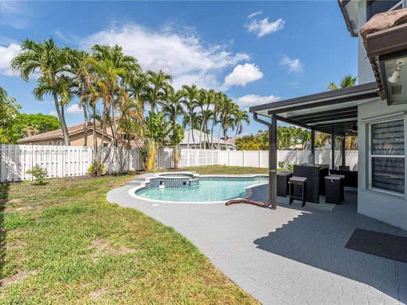 545 SW 180th Ave, Pembroke Pines FL 33029