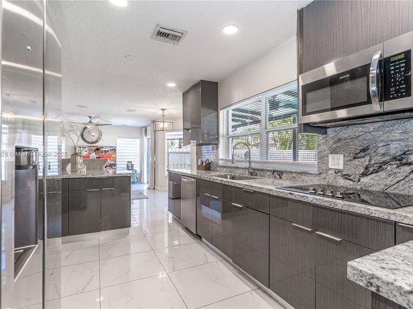 545 SW 180th Ave, Pembroke Pines FL 33029