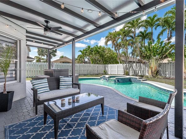 545 SW 180th Ave, Pembroke Pines FL 33029