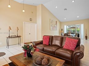 600 E Cypress Pointe Dr E, Pembroke Pines FL 33027